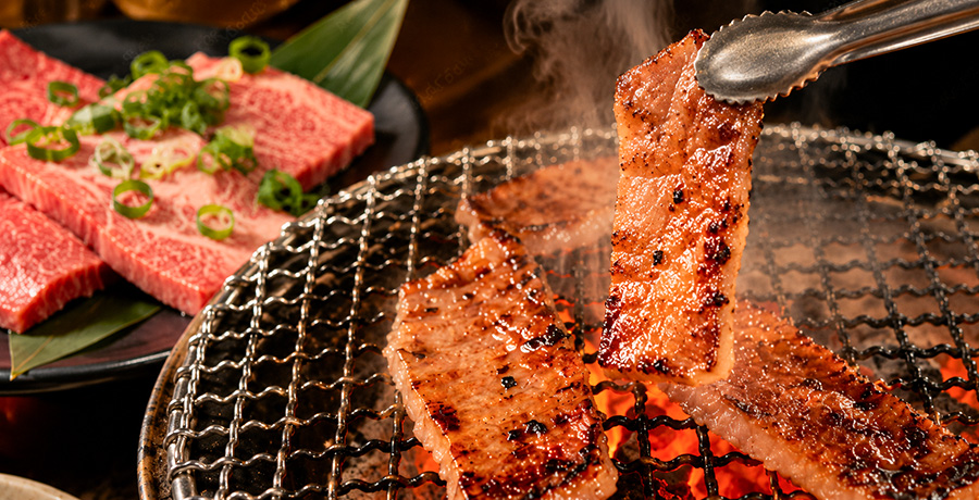 炭火の網の上で焼ける焼肉