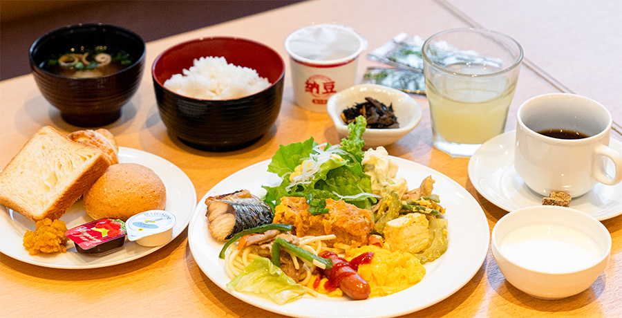 ご飯と味噌汁、パンが並ぶ和洋の朝食