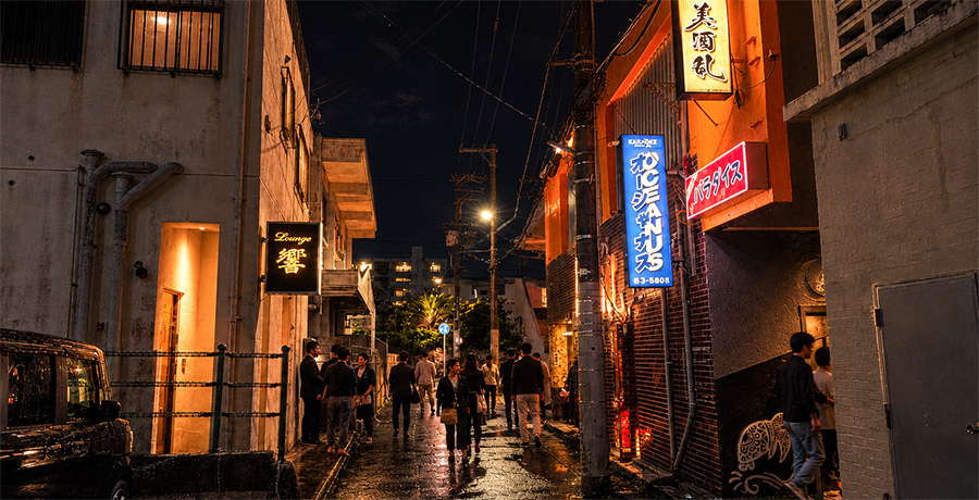 スナックの看板が灯る夜の飲み屋街