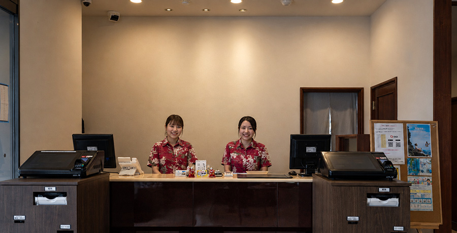フロントカウンターに立つ2名のスタッフ