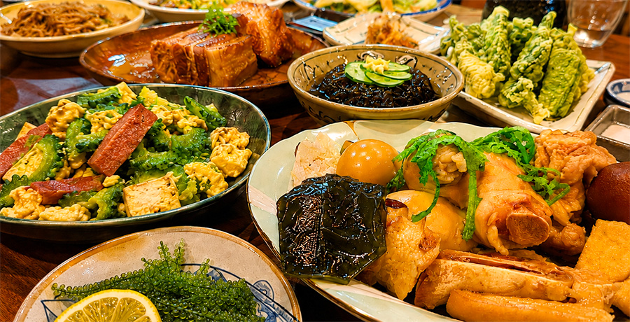 ゴーヤーチャンプルーや海ぶどうが並ぶ食卓