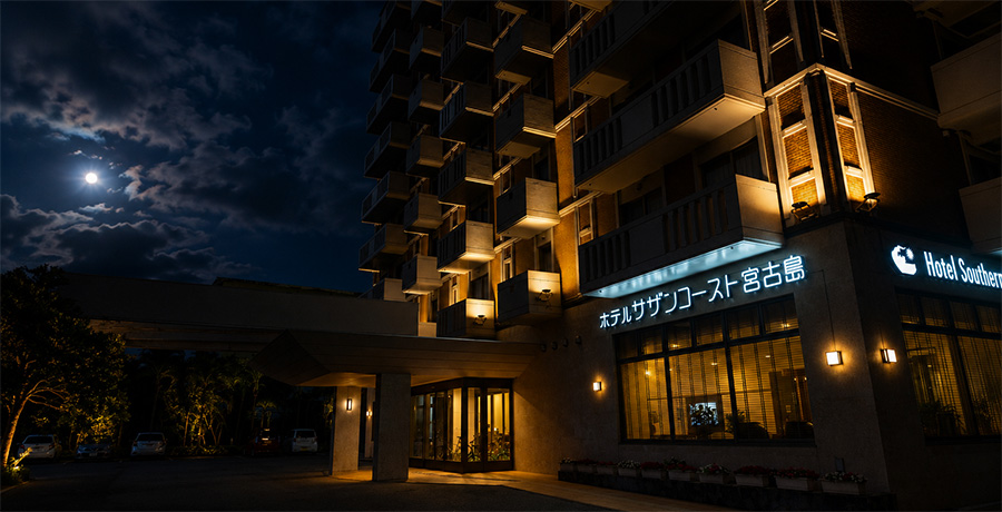 灯りのともる夜のホテルサザンコースト宮古島