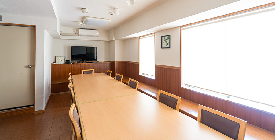 長机とモニターを備えた会議室