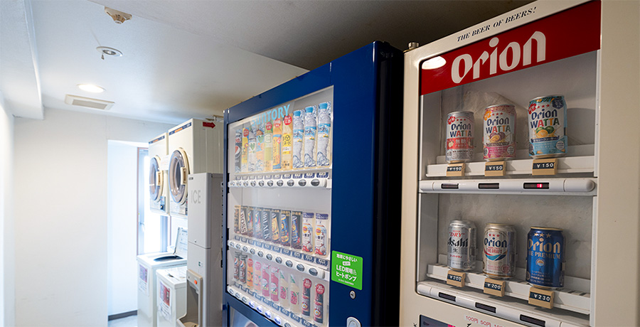 ビールと飲料の自動販売機コーナー